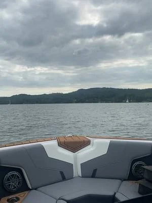 It was all about girl power today at windermere Wakesurfing Meet our new coach Erin!